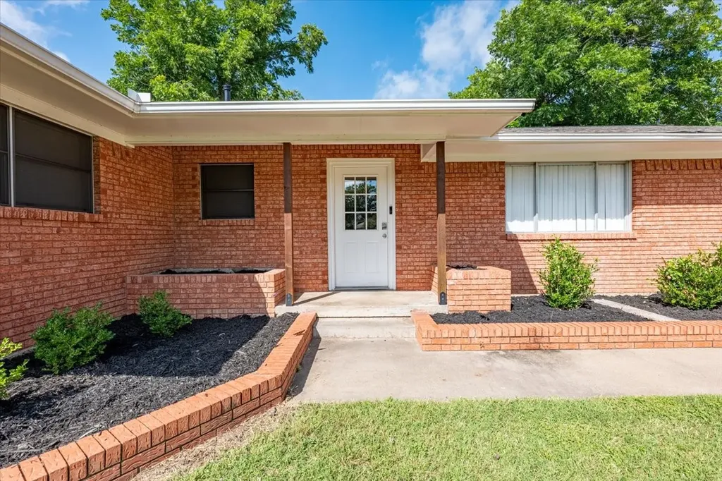 1762 N Mccart Street Stephenville TX 76401