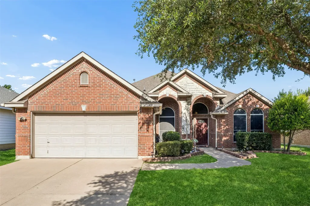 949 Chestnut Lane Saginaw TX 76179