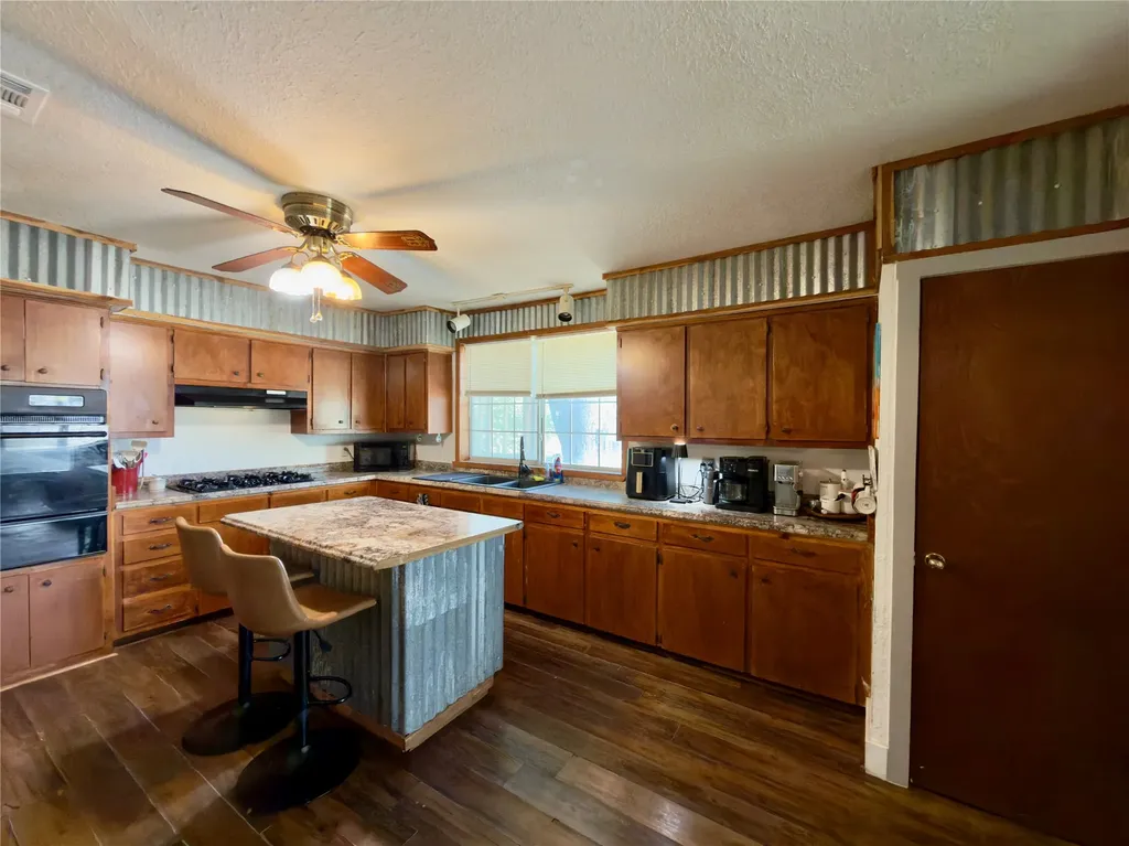 1600 Hcr 2302 S Abbott TX 76621