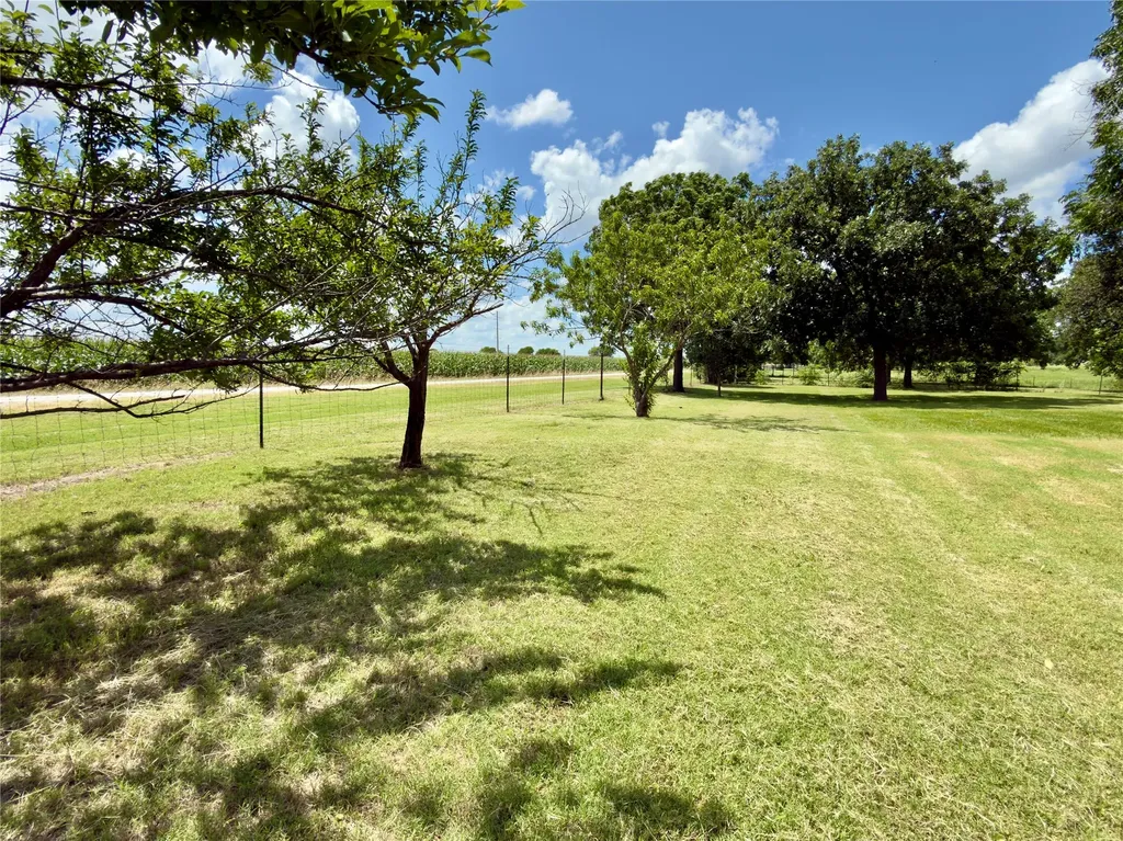 1600 Hcr 2302 S Abbott TX 76621