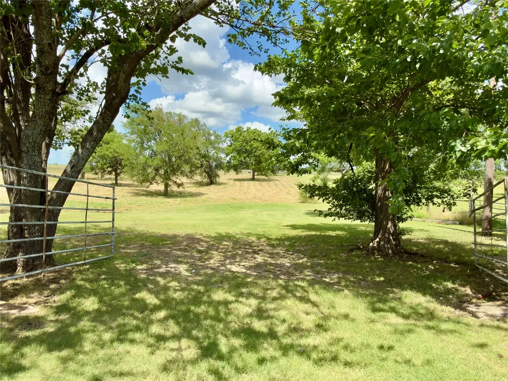 1600 Hcr 2302 S Abbott TX 76621
