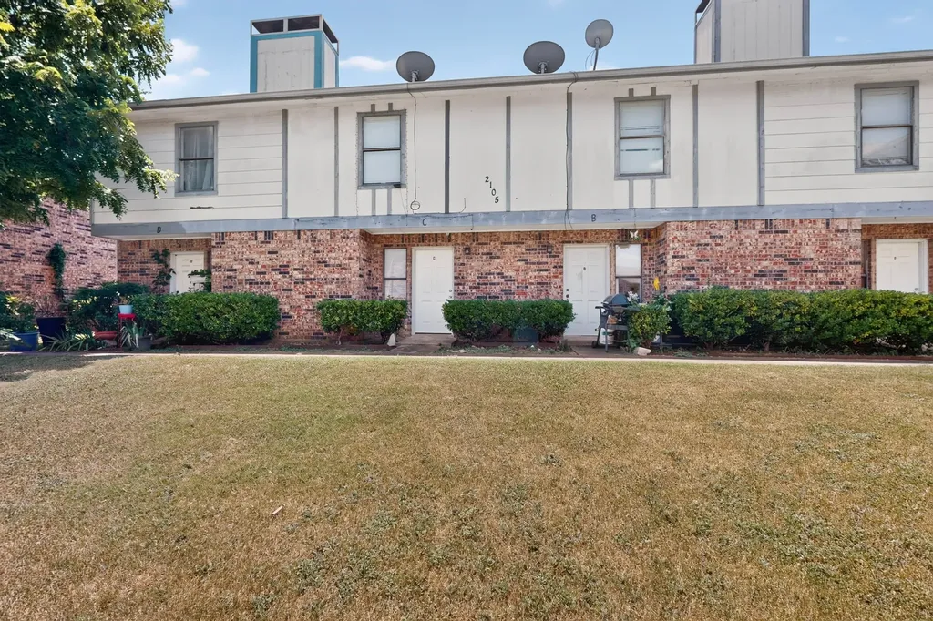 2105 W Walnut Street Garland TX 75042