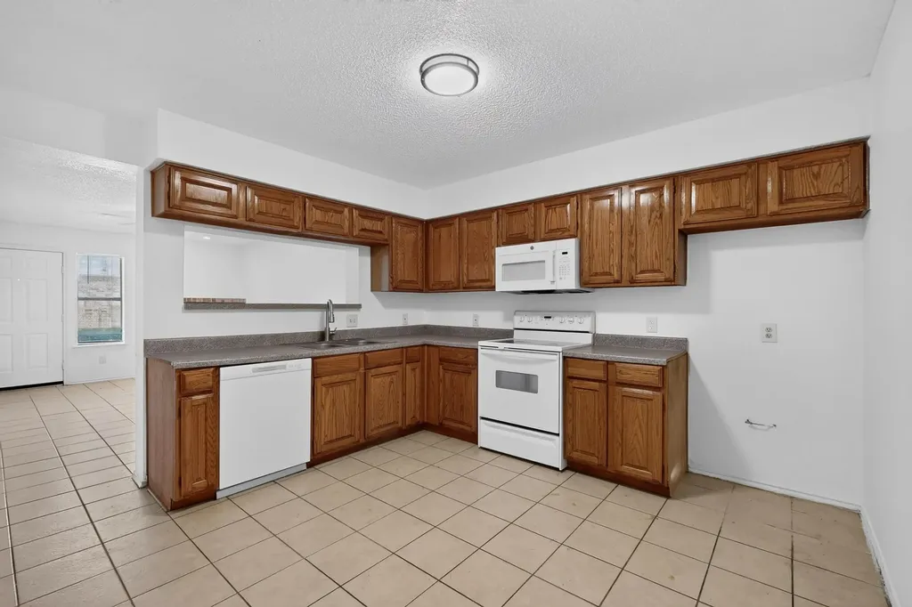2105 W Walnut Street Garland TX 75042