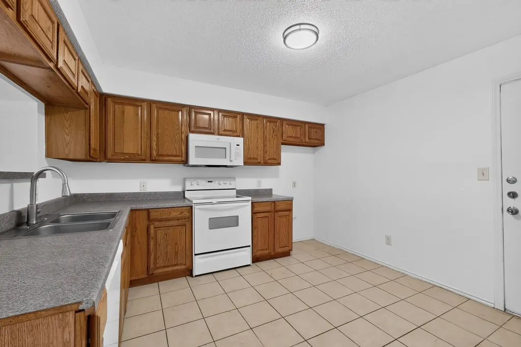 2105 W Walnut Street Garland TX 75042