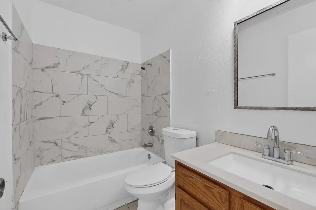 2105 W Walnut Street Garland TX 75042