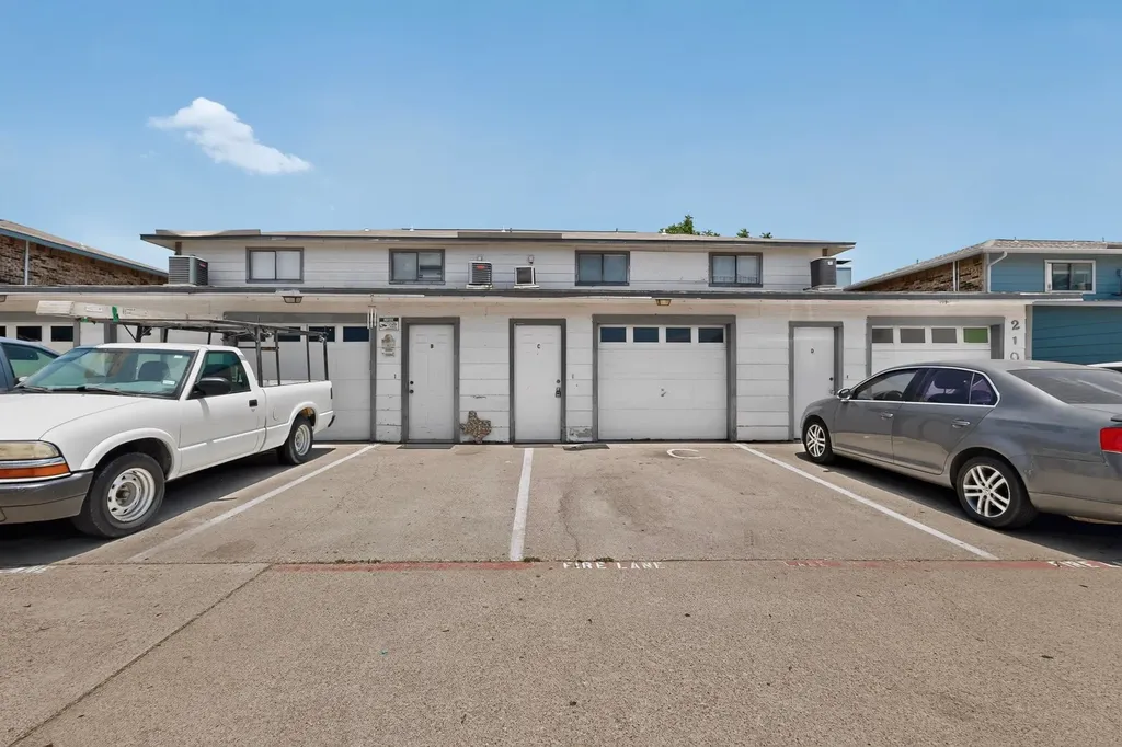 2105 W Walnut Street Garland TX 75042