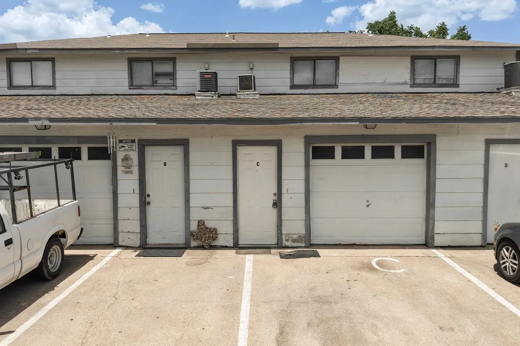2105 W Walnut Street Garland TX 75042