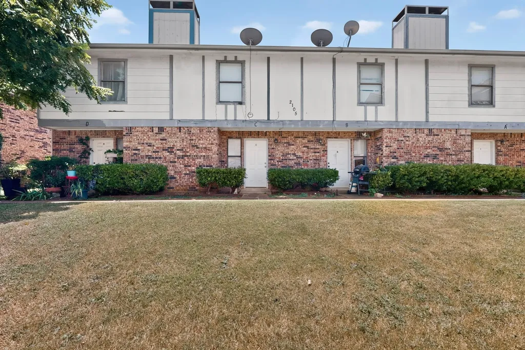 2105 W Walnut Street Garland TX 75042