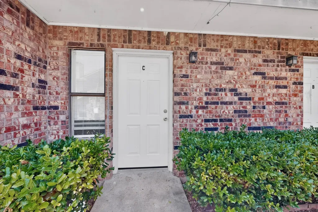 2105 W Walnut Street Garland TX 75042