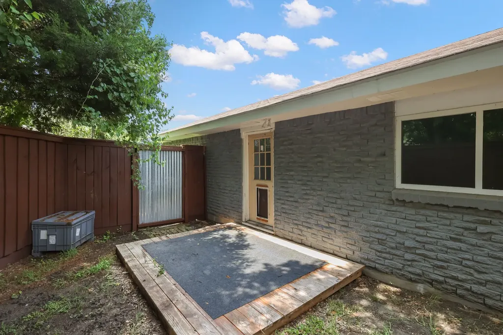 913 Heritage Circle Garland TX 75043