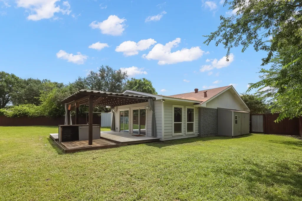 913 Heritage Circle Garland TX 75043
