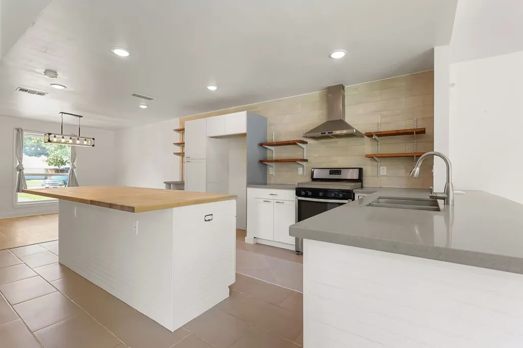 913 Heritage Circle Garland TX 75043