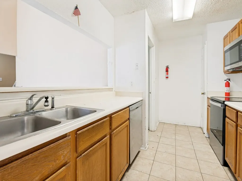 1233 W Hudgins Street Grapevine TX 76051