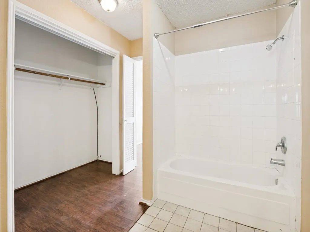 1233 W Hudgins Street Grapevine TX 76051