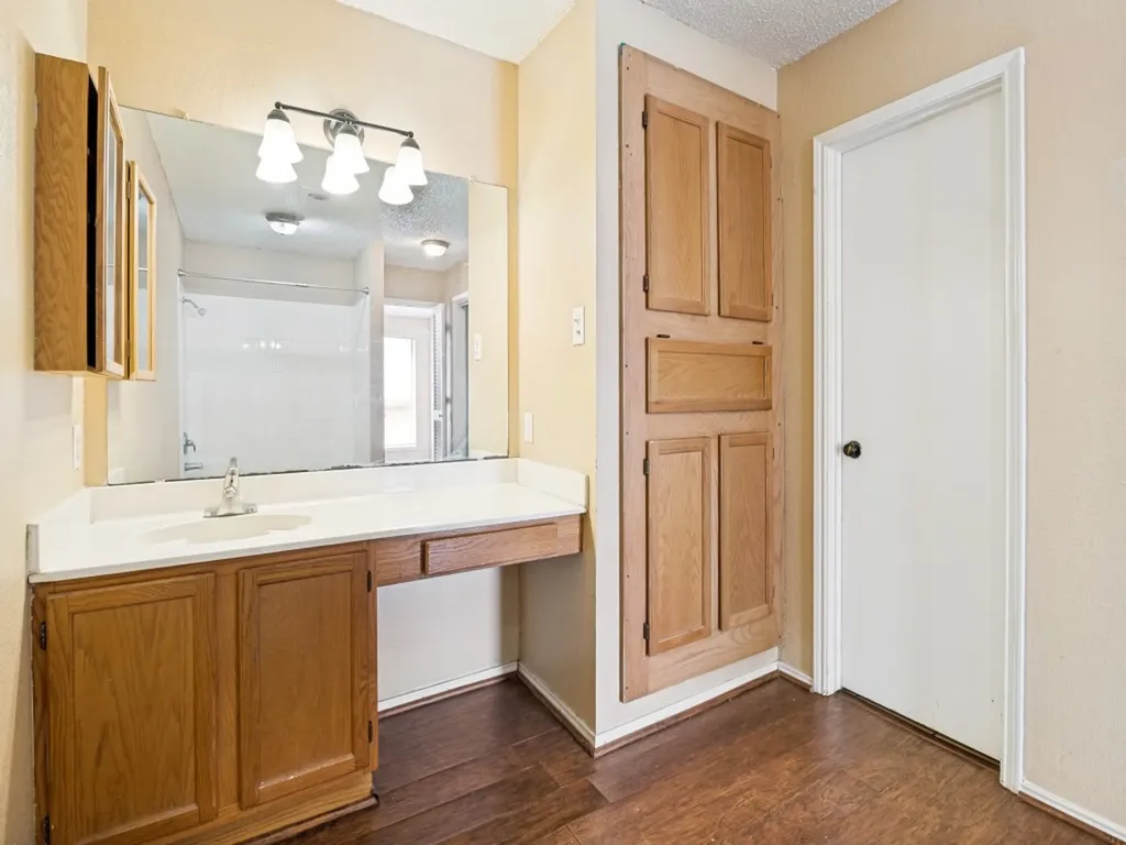 1233 W Hudgins Street Grapevine TX 76051