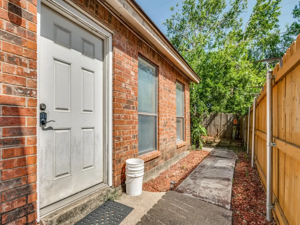 1233 W Hudgins Street Grapevine TX 76051