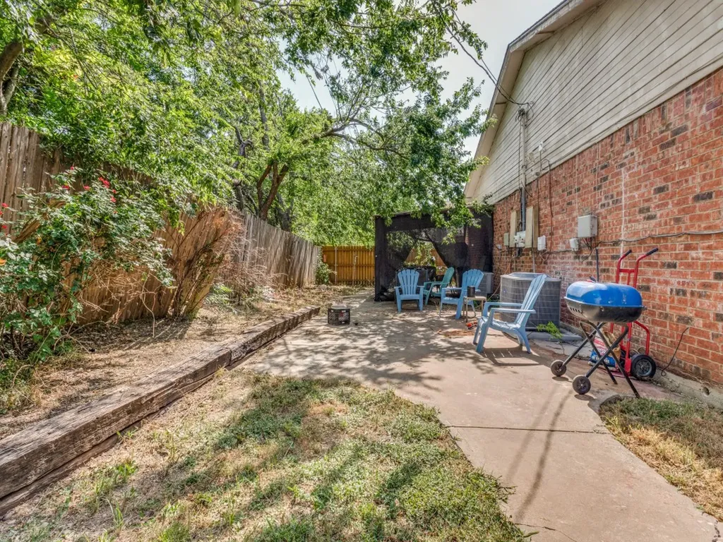 1233 W Hudgins Street Grapevine TX 76051