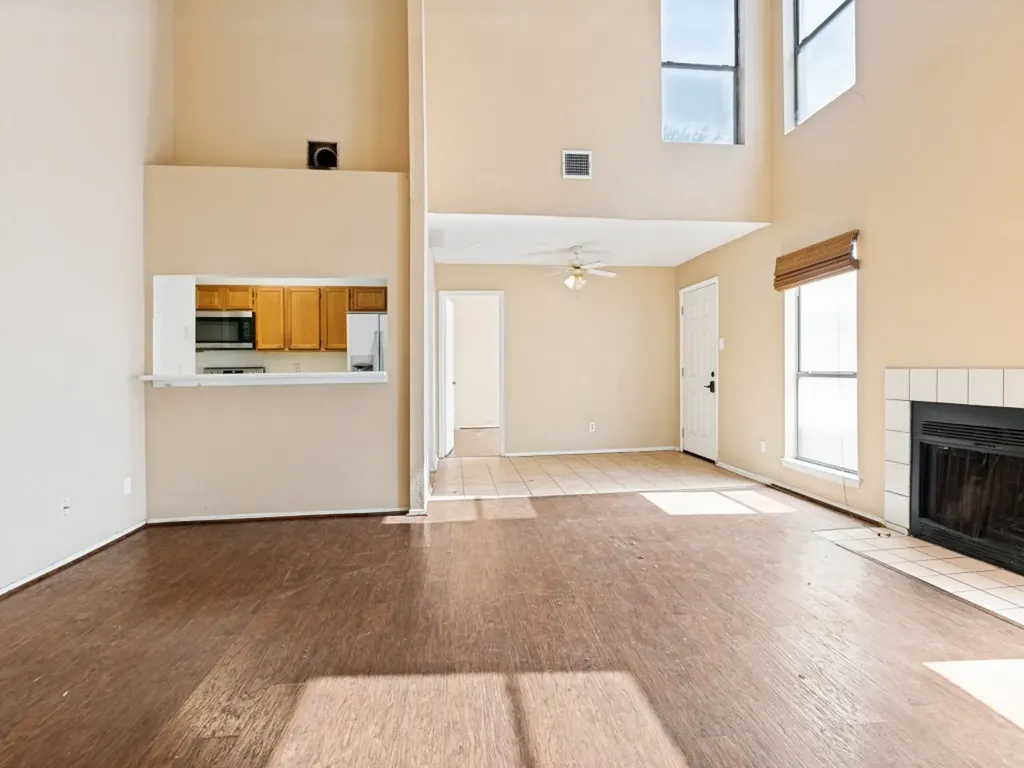 1233 W Hudgins Street Grapevine TX 76051