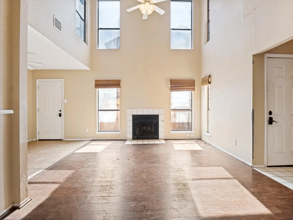1233 W Hudgins Street Grapevine TX 76051