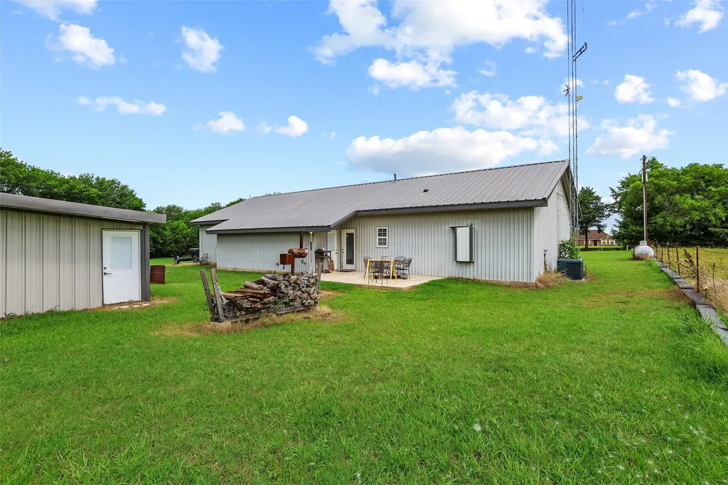 1673 County Road 1525 Ector TX 75439