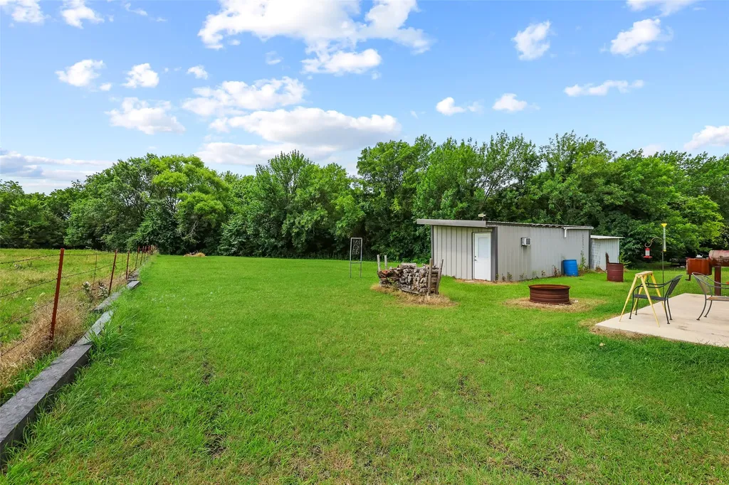 1673 County Road 1525 Ector TX 75439