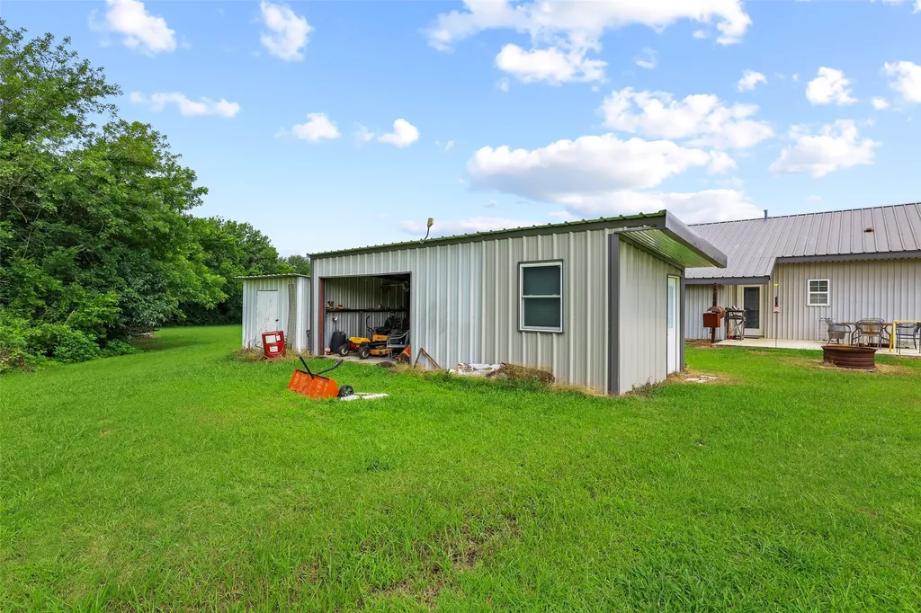 1673 County Road 1525 Ector TX 75439