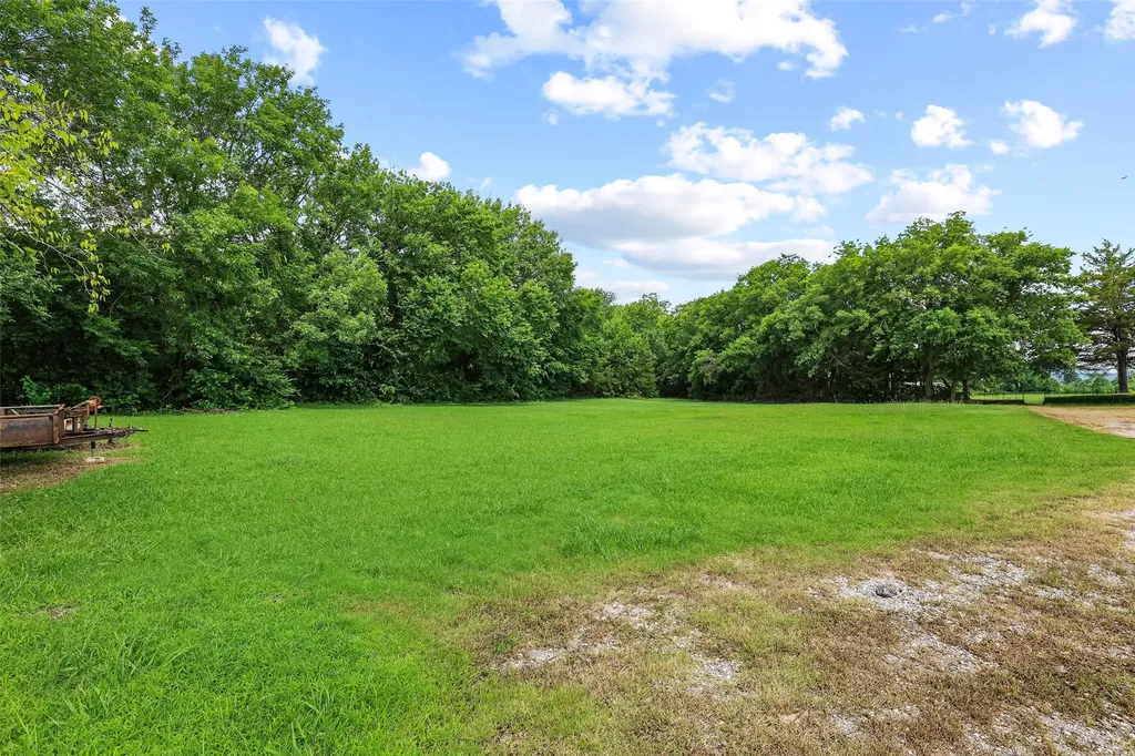 1673 County Road 1525 Ector TX 75439