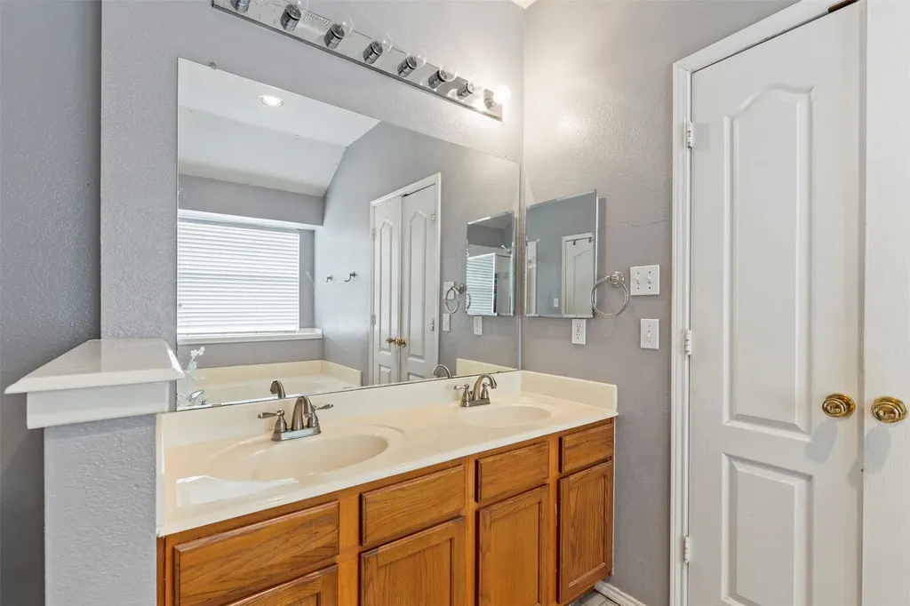 903 Summerbrook Drive Euless TX 76040
