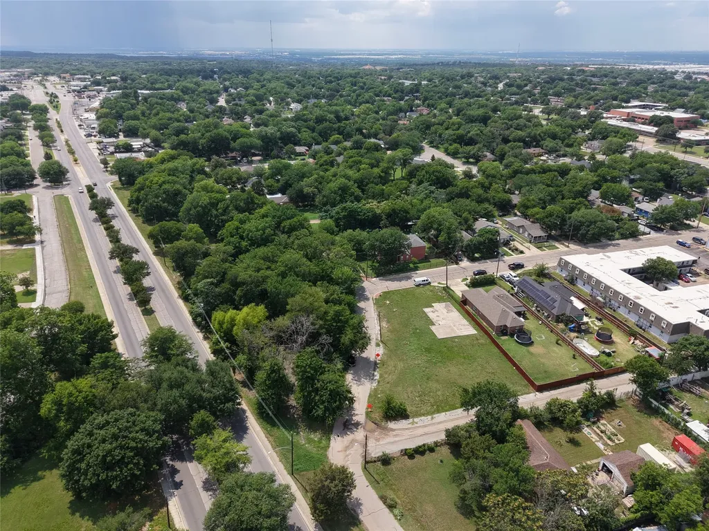 10 W Higgins Boulevard Cockrell Hill TX 75211