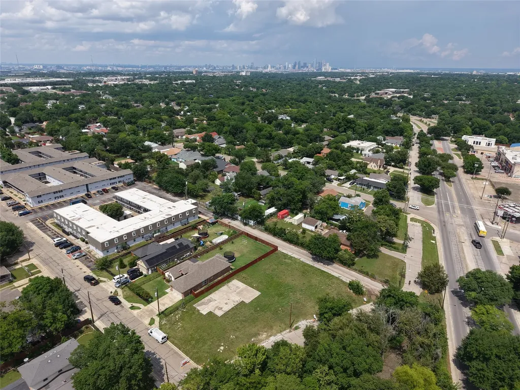 10 W Higgins Boulevard Cockrell Hill TX 75211