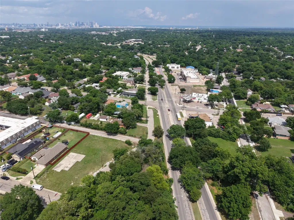 10 W Higgins Boulevard Cockrell Hill TX 75211