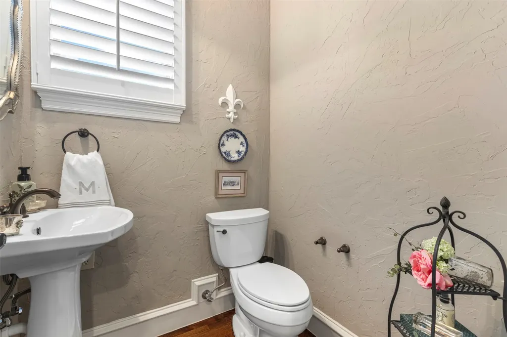 4021 Winsor Drive Farmers Branch TX 75244