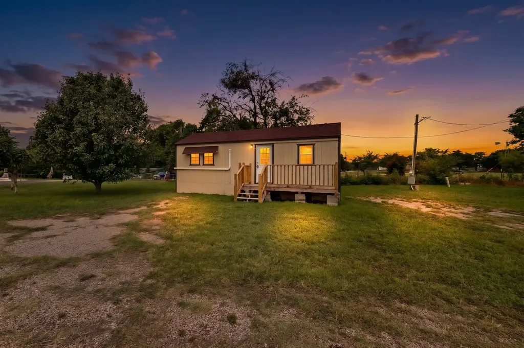 1661 E 2nd Street Cleburne TX 76031