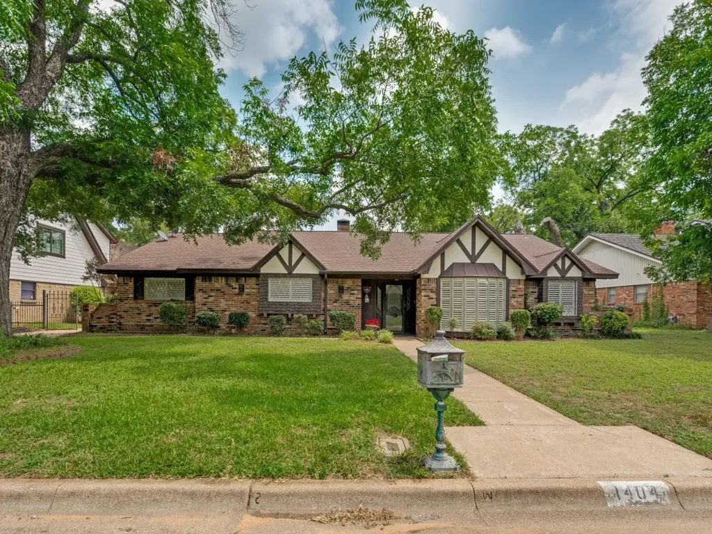 1404 Paisley Drive Arlington TX 76015
