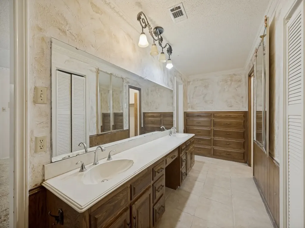 1404 Paisley Drive Arlington TX 76015