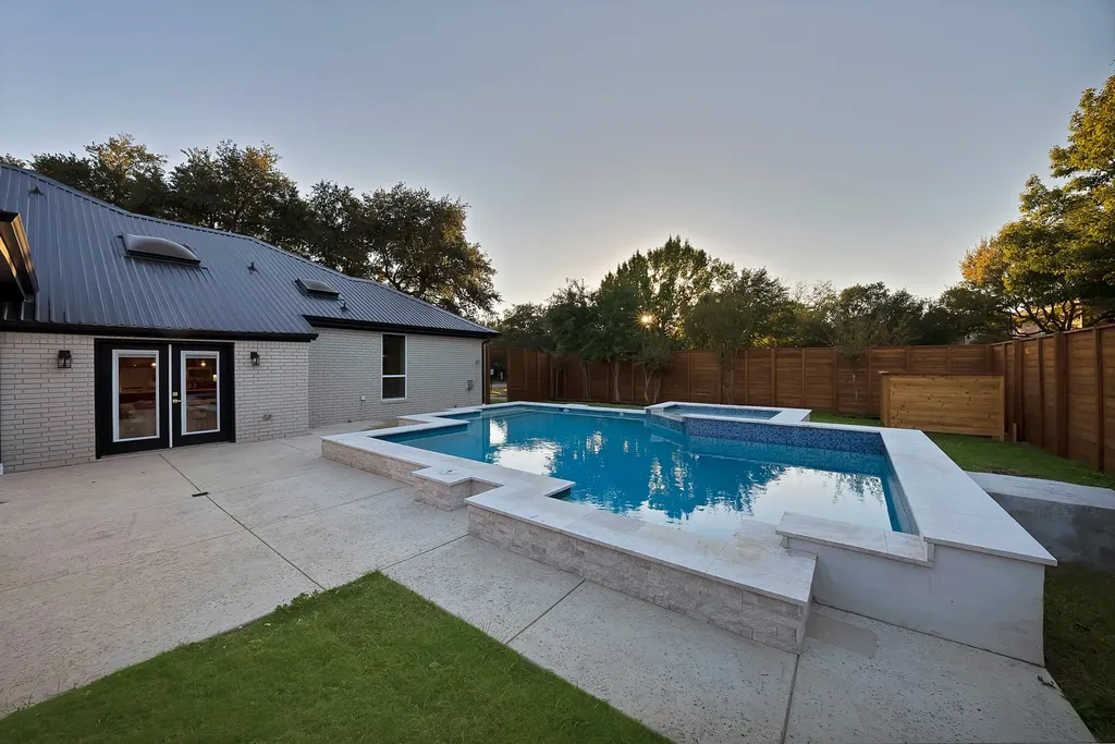 1913 Crockett Circle Irving TX 75038