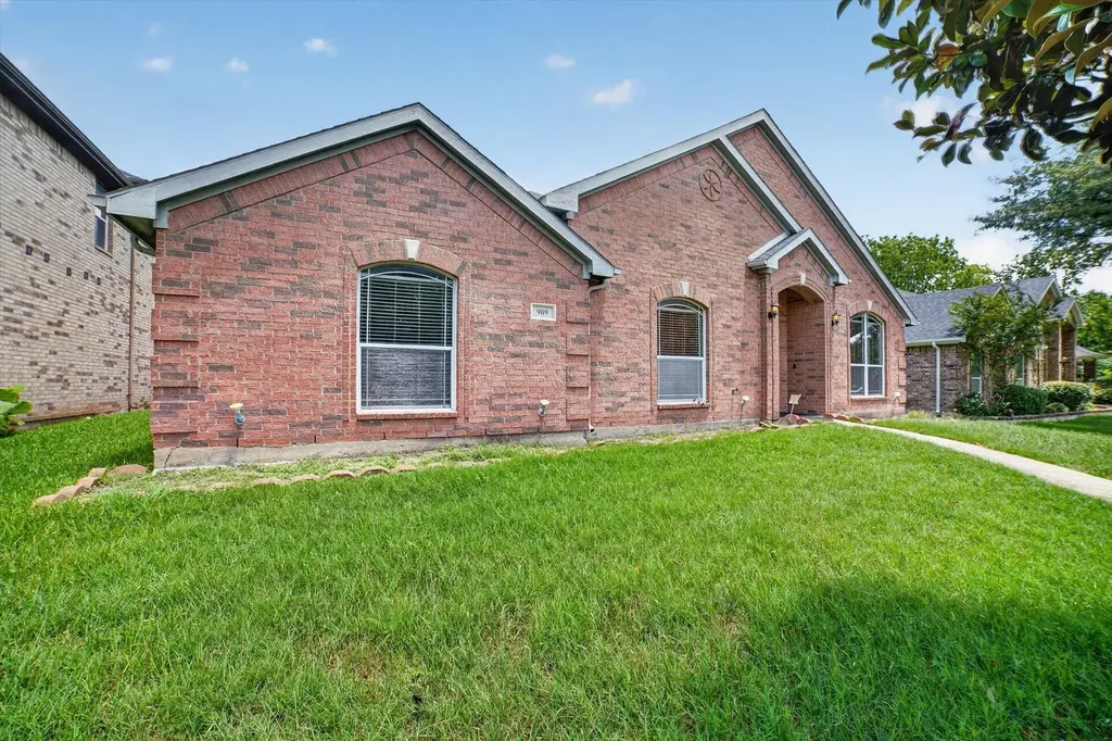 909 Trinity Drive Lancaster TX 75146