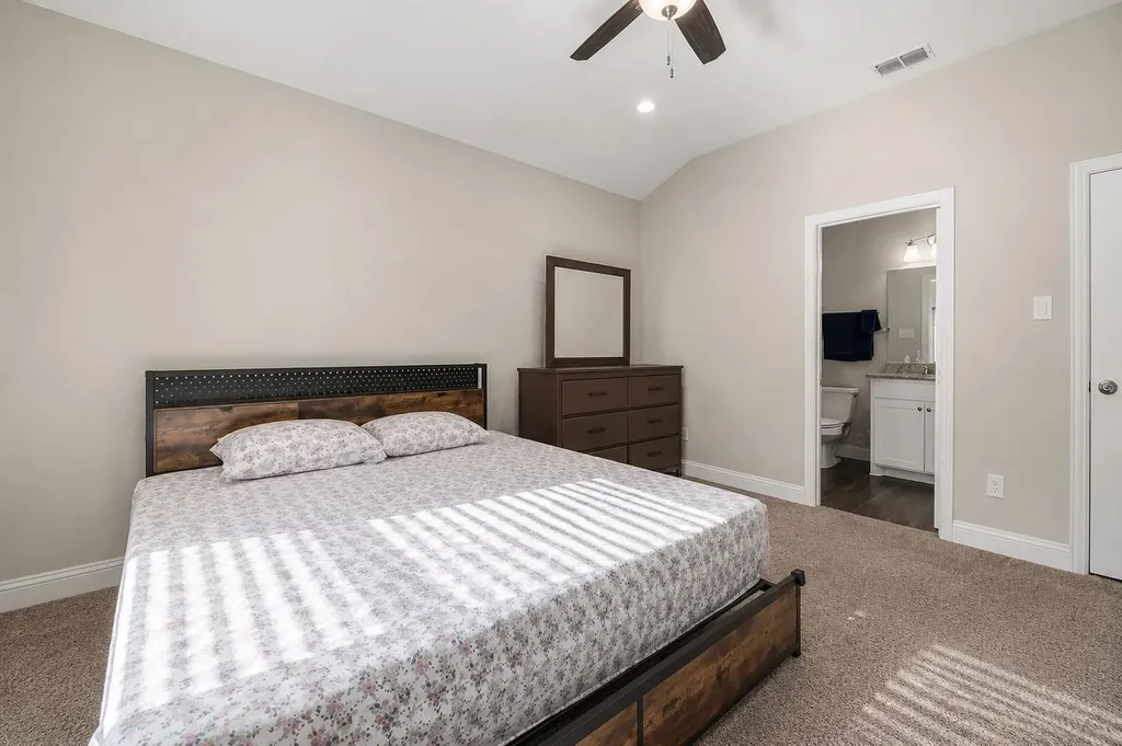 411 N Dwight Avenue Dallas TX 75211