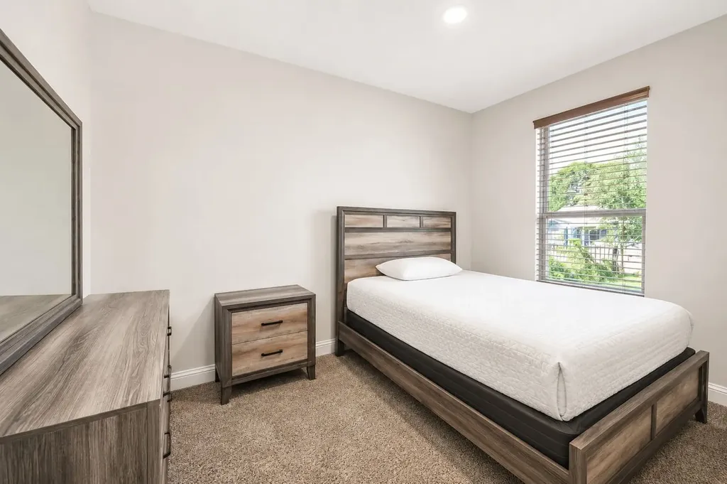 411 N Dwight Avenue Dallas TX 75211