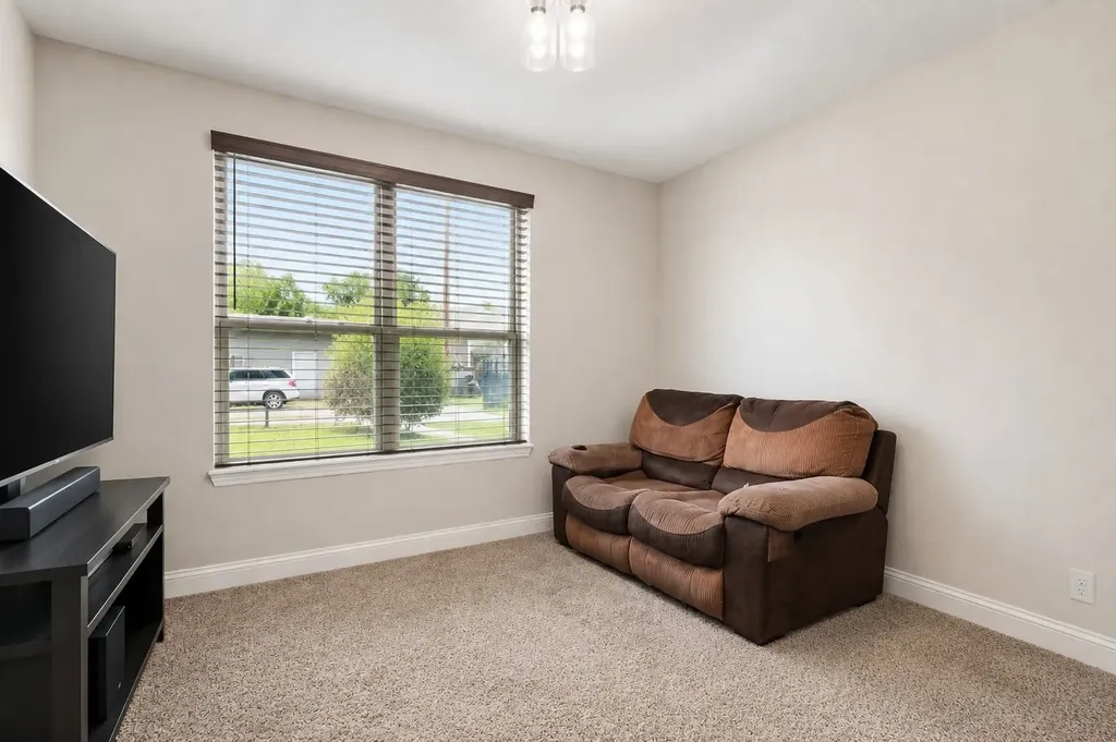 411 N Dwight Avenue Dallas TX 75211