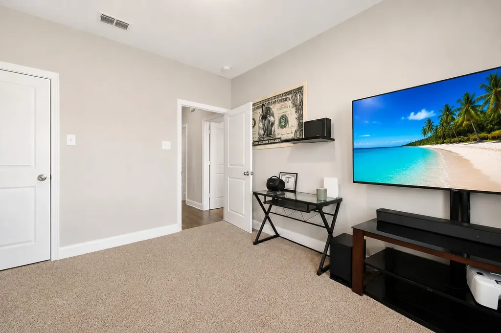 411 N Dwight Avenue Dallas TX 75211