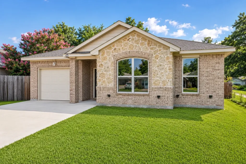 411 N Dwight Avenue Dallas TX 75211