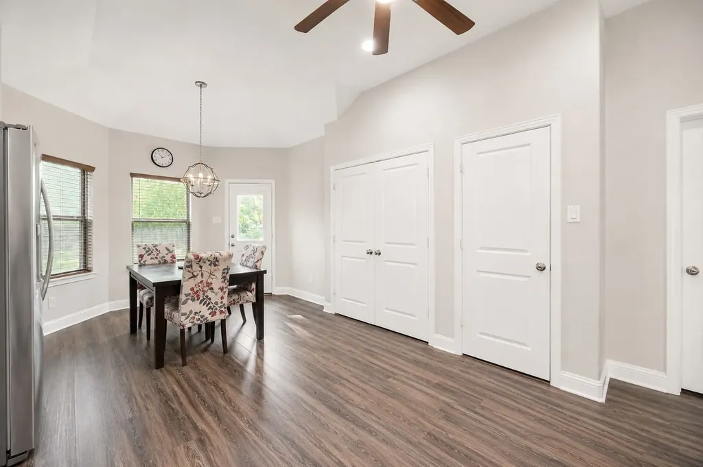 411 N Dwight Avenue Dallas TX 75211