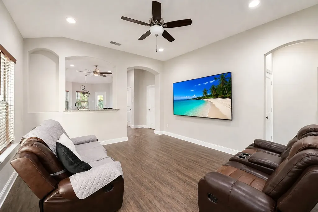 411 N Dwight Avenue Dallas TX 75211