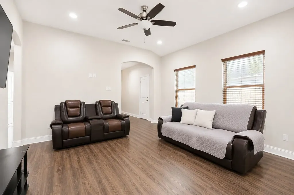 411 N Dwight Avenue Dallas TX 75211