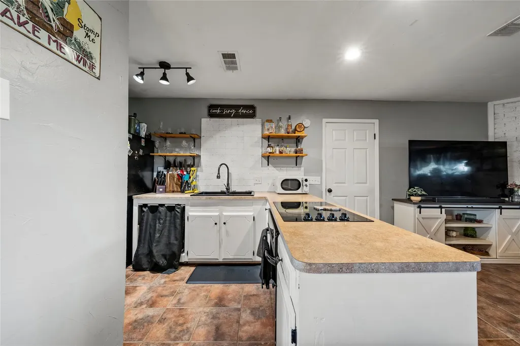 837 W 3rd Street Eddy TX 76524