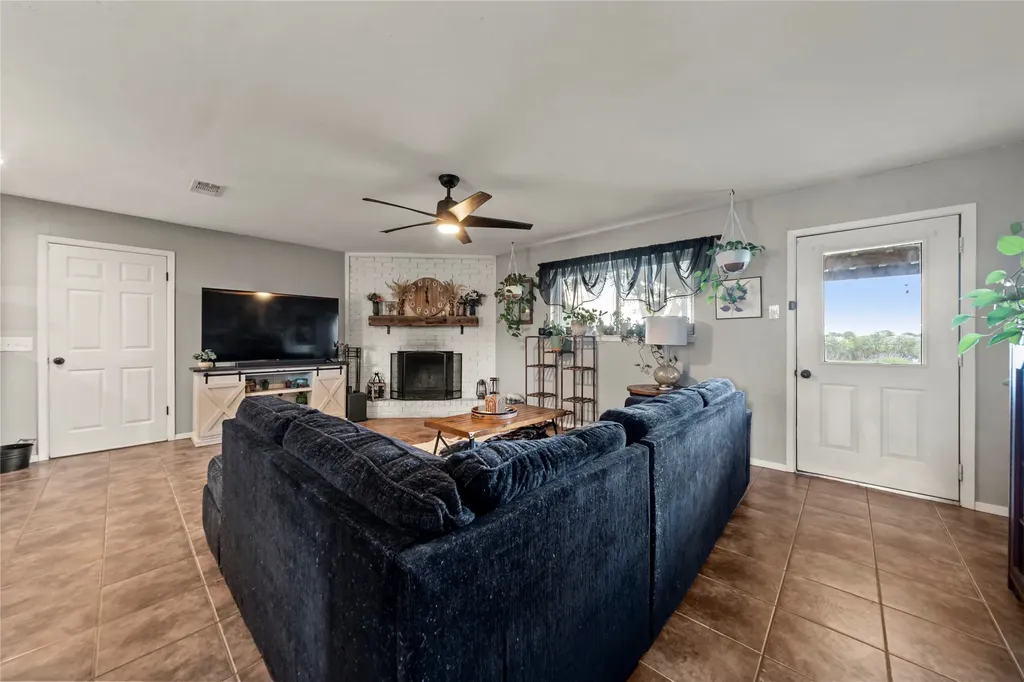837 W 3rd Street Eddy TX 76524