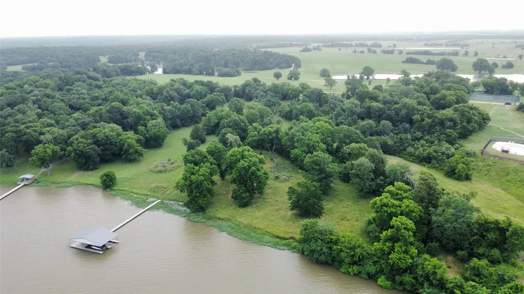 2085 S Oaks Lone Oak TX 75453
