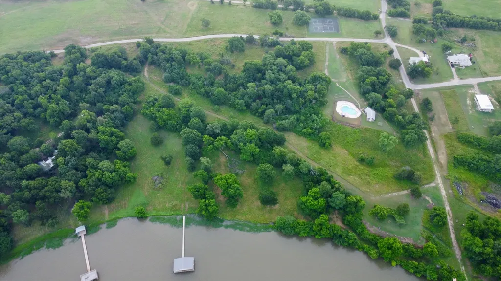 2085 S Oaks Lone Oak TX 75453