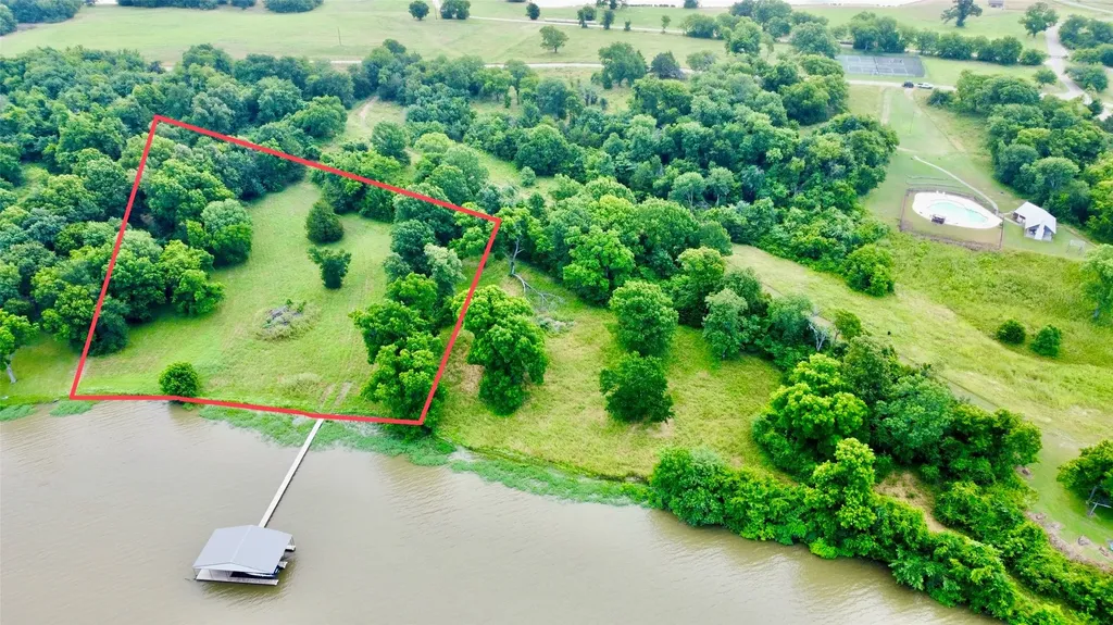 2085 S Oaks Lone Oak TX 75453